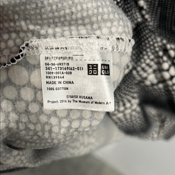 Uniqlo Black and White Geometric Short Sleeve Tee - Picture 4 of 4